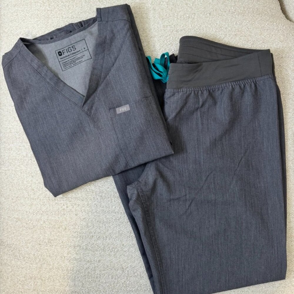 FIGS Graphite Scrub Set